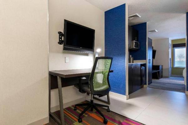 Workspace - Holiday Inn Express & Suites Chicago West - St Cha