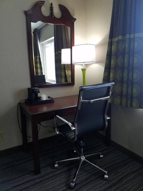 Workspace - Super 8 by Wyndham Chicago O'Hare Airport