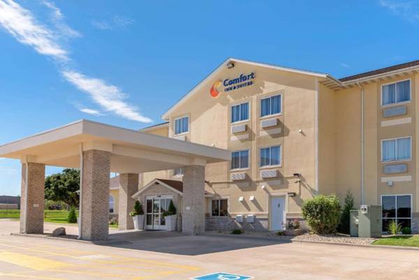 Comfort Inn & Suites near Route 66 Award Winning Gold Hotel 2021