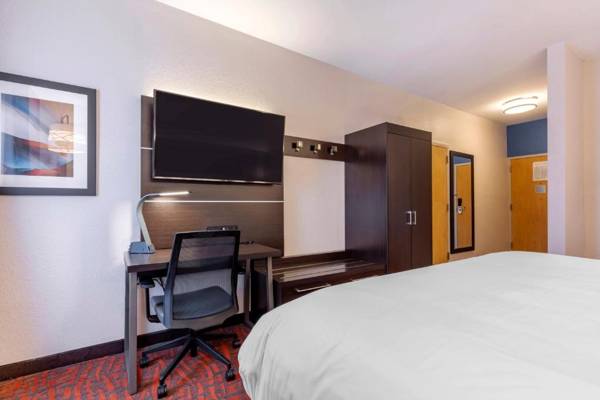 Workspace - Holiday Inn Express Metropolis an IHG Hotel