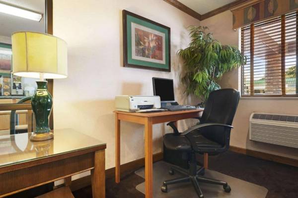 Workspace - Super 8 by Wyndham Peoria