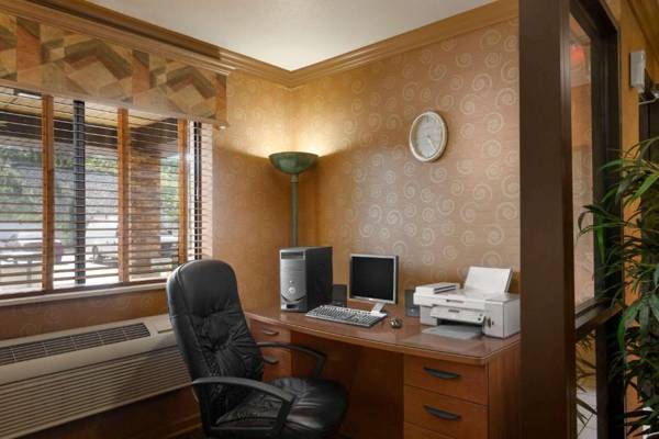 Workspace - Super 8 by Wyndham Peoria East