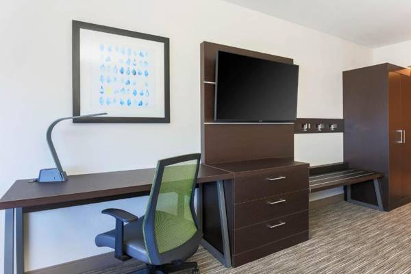 Workspace - Holiday Inn Express & Suites - Chicago O'Hare Airport an IHG Hotel