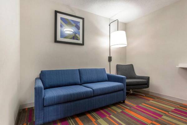 Holiday Inn Express and Suites Chicago West - St Charles an IHG Hotel