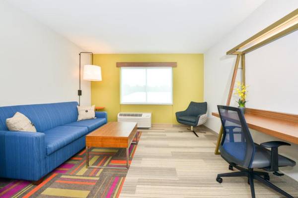 Workspace - Holiday Inn Express & Suites Salem an IHG Hotel