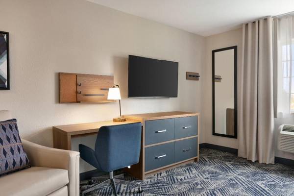 Workspace - Candlewood Suites Springfield