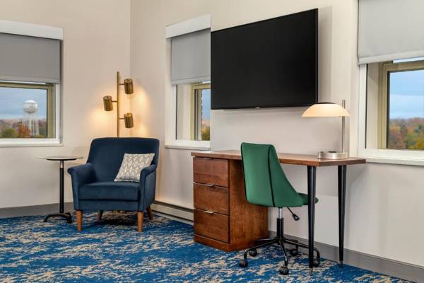 Workspace - Hotel Elkhart Tapestry Collection By Hilton