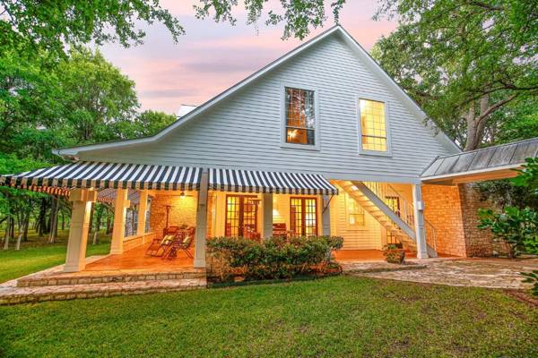 Luxury Golf Course Private Retreat with Heated Swimming Pool