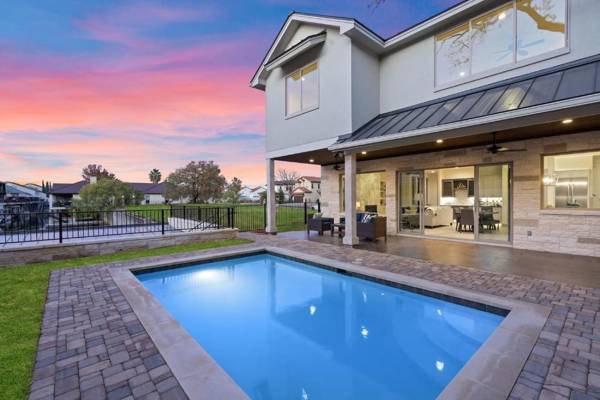 Contemporary Luxury Retreat on Lake LBJ with Heated Pool