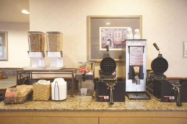 La Quinta Inn by Wyndham Indianapolis Airport Executive Dr