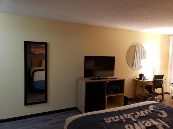 Days Inn & Suites by Wyndham Merrillville