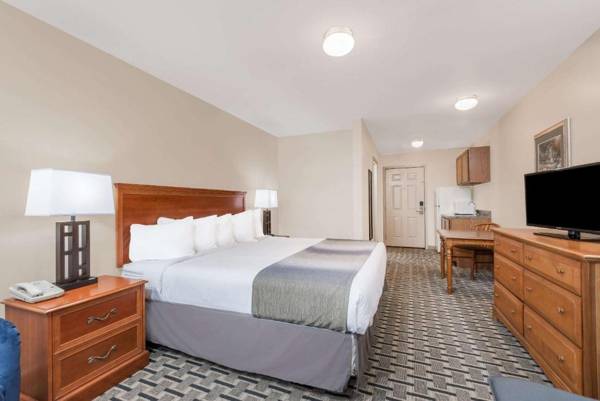 Days Inn & Suites by Wyndham Sellersburg