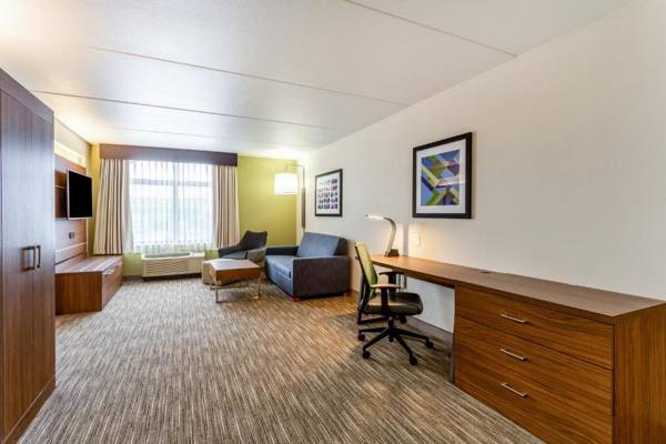 Workspace - Holiday Inn Express & Suites Cedar Falls - Waterloo an IHG Hotel