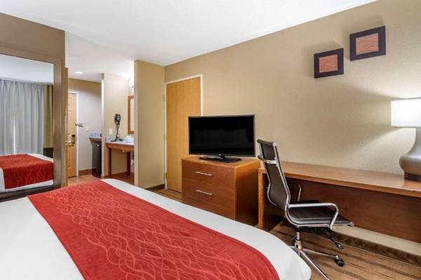 Workspace - Comfort Inn & Suites Cedar Rapids North - Collins Road