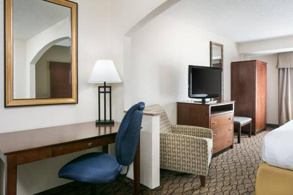 Holiday Inn Express & Suites Clinton an IHG Hotel