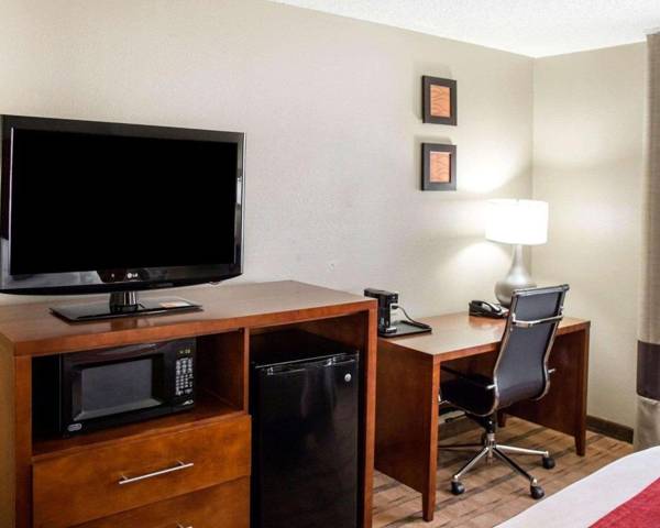 Workspace - Comfort Inn & Suites Coralville - Iowa City near Iowa River Landing