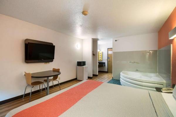 Motel 6-Davenport IA