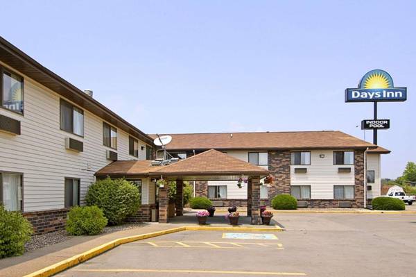 Days Inn & Suites by Wyndham Davenport East