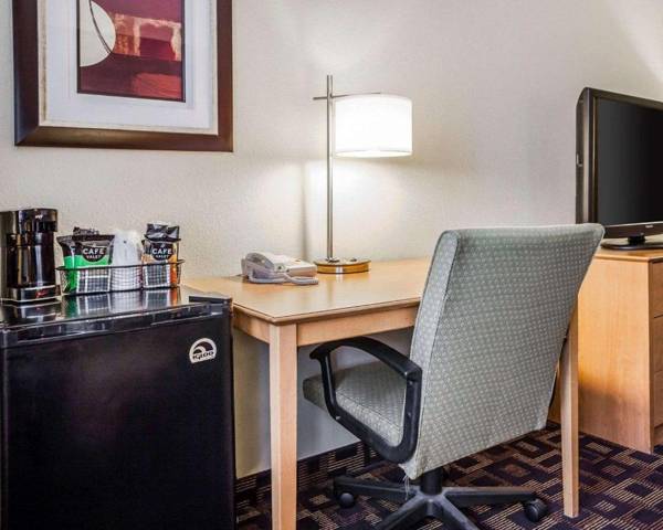 Workspace - Quality Inn & Suites Des Moines Airport