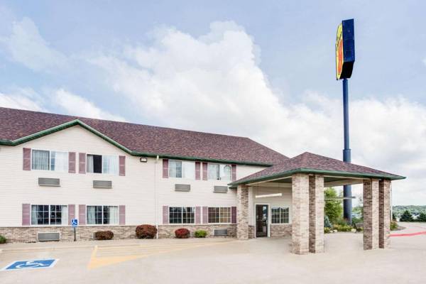 Super 8 by Wyndham Le Claire/Quad Cities