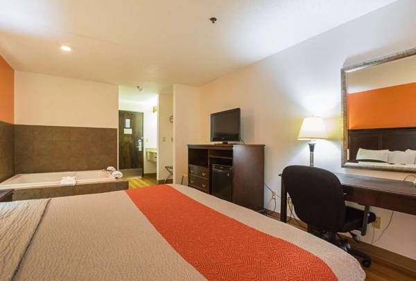 Workspace - Motel 6-Waterloo IA - Crossroads Mall - Cedar Falls