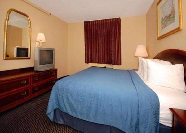 Econo Lodge Inn & Suites