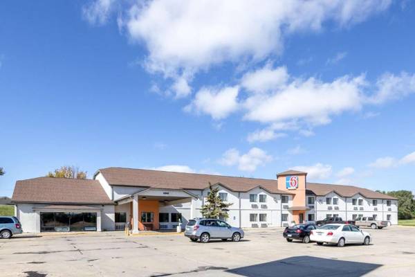 Motel 6-Waterloo IA