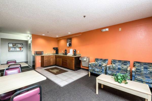 Motel 6-Waterloo IA