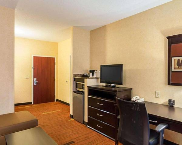 Workspace - Comfort Suites Airport Wichita