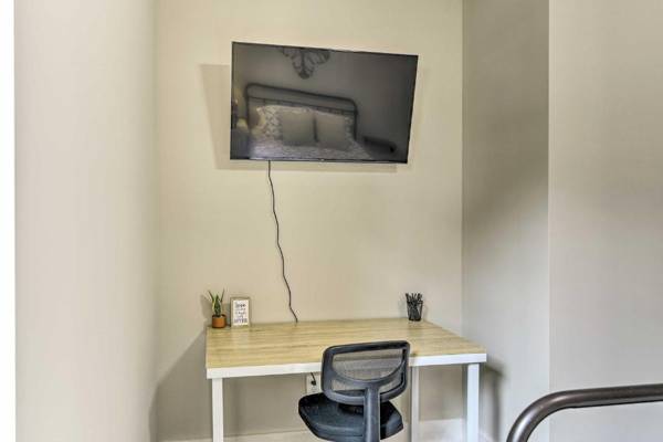 Workspace - Bowling Green Apartment in the Heart of Town!