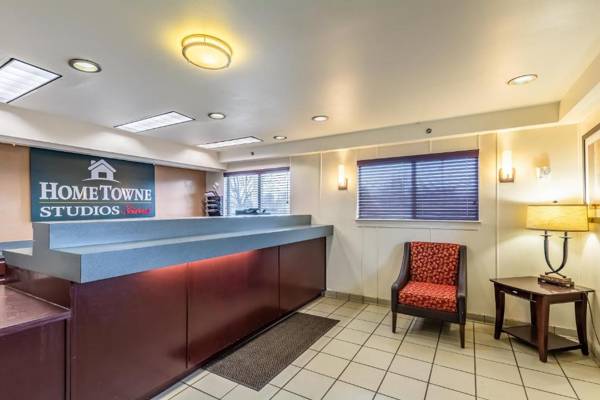 HomeTowne Studios by Red Roof Louisville