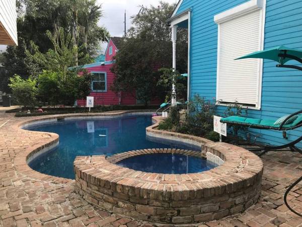 5 BR - Sleeps 10! Best Location next to French Quarter!