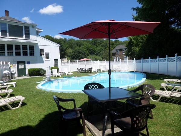 Claddagh Motel & Suites