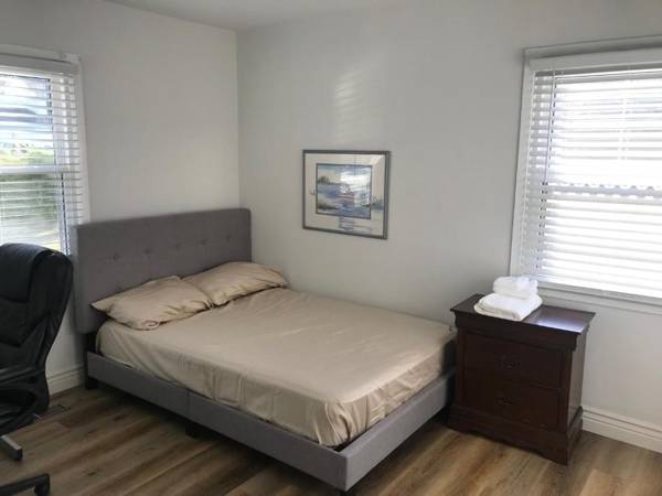 4 Bedroom Home 15 minutes to DC sleeps 8