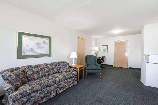 Workspace - Super 8 by Wyndham Hagerstown/Halfway Area