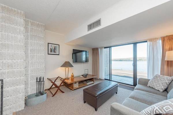 101B- Lakefront condo one bedroom sleeps four!