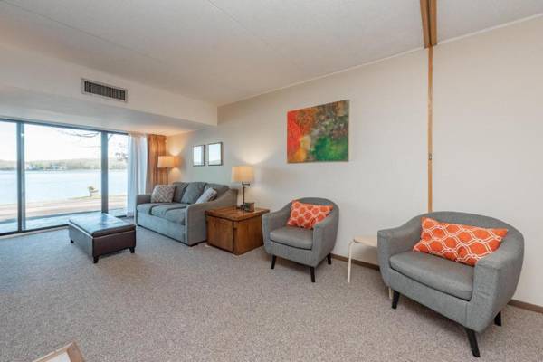 101B- Lakefront condo one bedroom sleeps four!