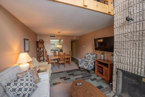 512G - Lakefront 2 Bedroom Condo with Private Balcony!