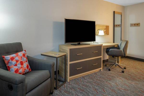 Workspace - Candlewood Suites - Boston North Shore - Danvers an IHG Hotel