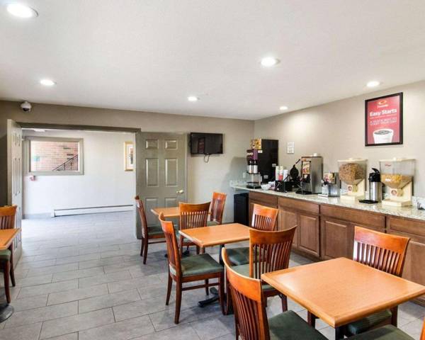 Econo Lodge Inn & Suites