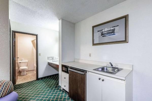 Econo Lodge Inn & Suites