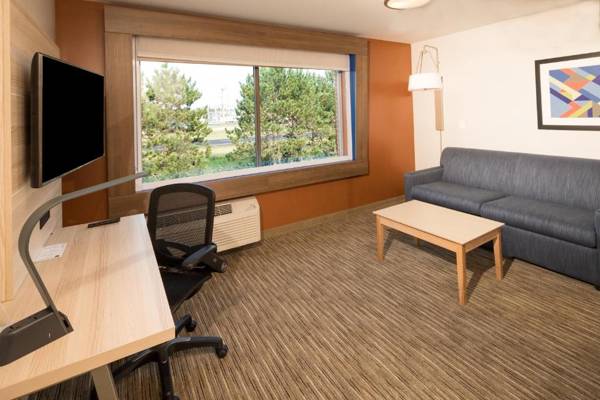 Workspace - Holiday Inn Express Hotel & Suites Bay City an IHG Hotel