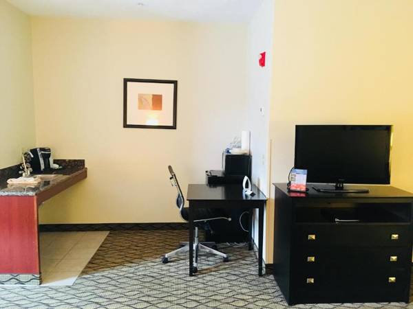 Workspace - Holiday Inn Express Hotel & Suites Cadillac an IHG Hotel