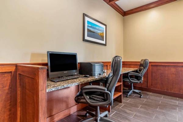 Workspace - Comfort Suites Grand Rapids North