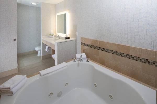 Holiday Inn Express & Suites - Gaylord an IHG Hotel