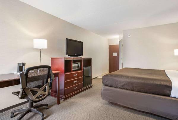 Workspace - Clarion Inn and Suites Airport