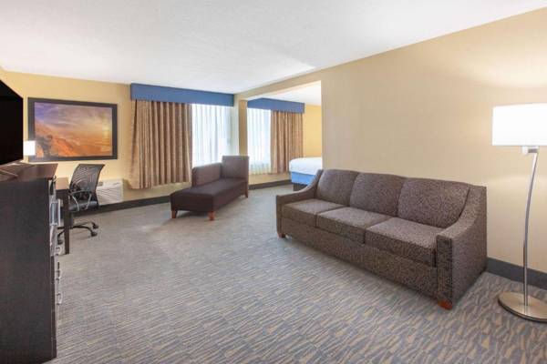 Workspace - Days Inn & Suites by Wyndham Grand Rapids Near Downtown