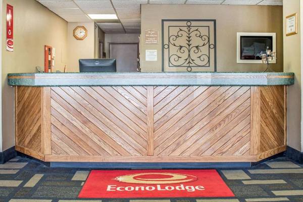 Econo Lodge Inn & Suites