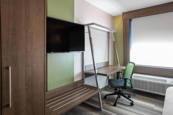 Workspace - Holiday Inn Express & Suites Ludington an IHG Hotel