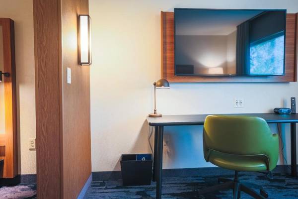 Workspace - Fairfield Inn & Suites Marquette